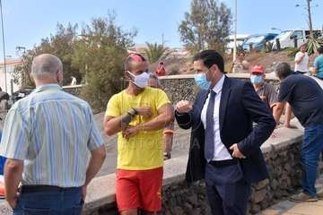 Izado de la bandera azul en Hoya del Pozo (foto TA/Francisco Javier Santana)